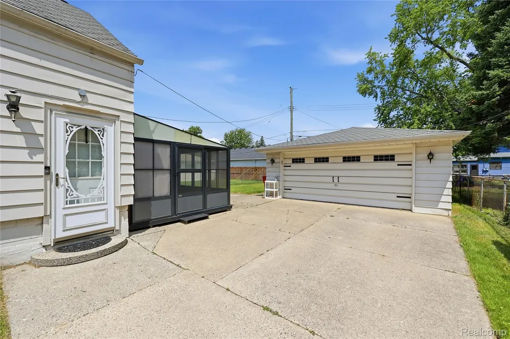 19029 Florian Street Roseville City MI 48066