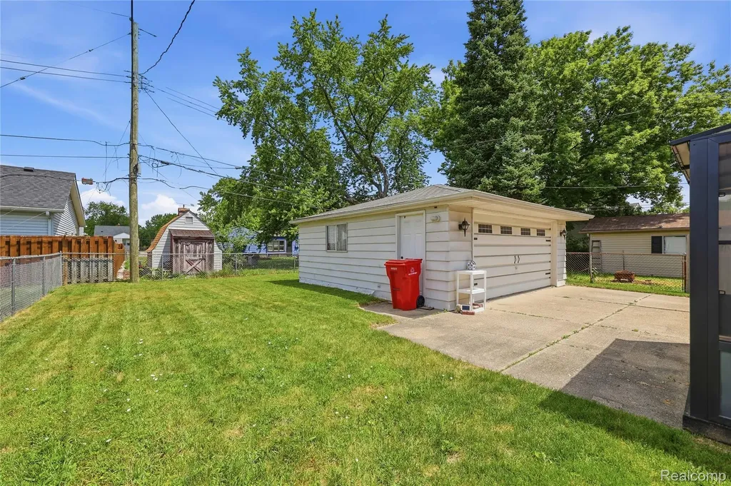 19029 Florian Street Roseville City MI 48066