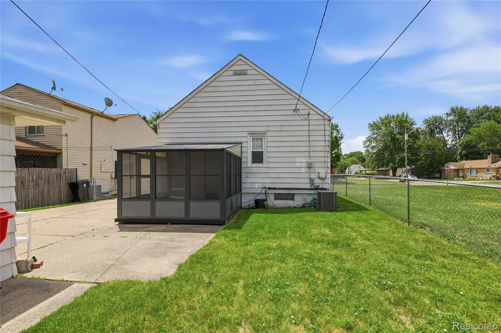 19029 Florian Street Roseville City MI 48066