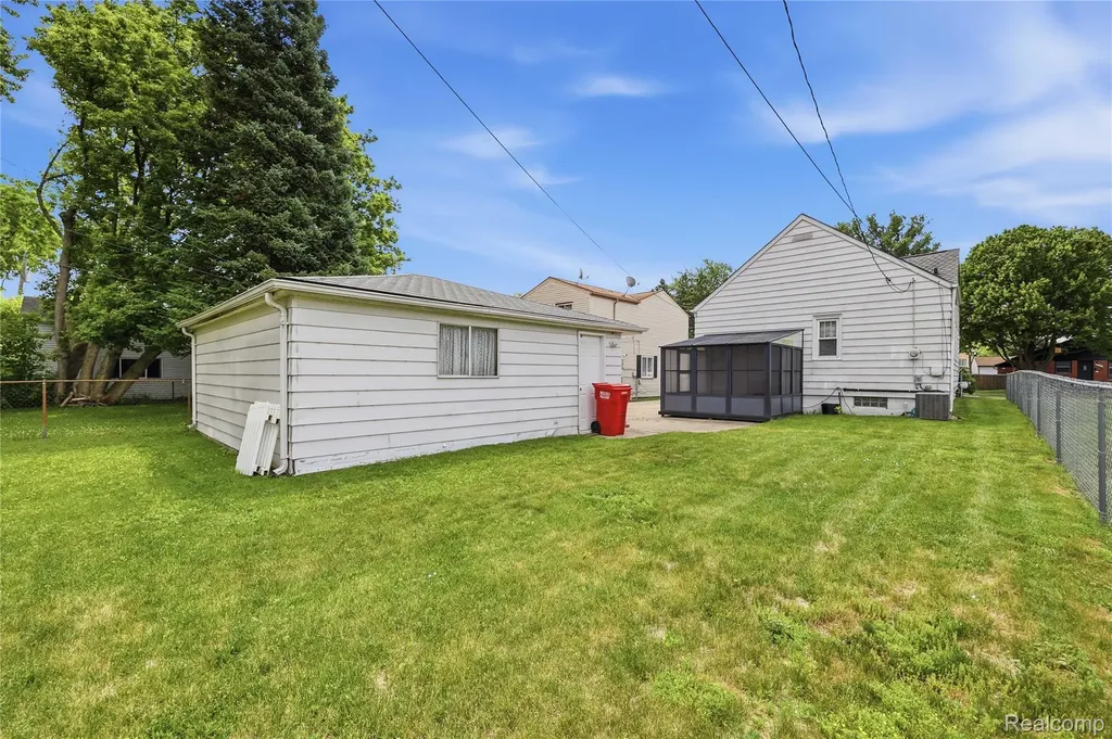 19029 Florian Street Roseville City MI 48066