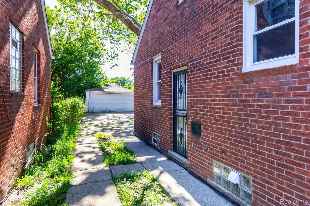 9572 Beaverland Detroit City MI 48239