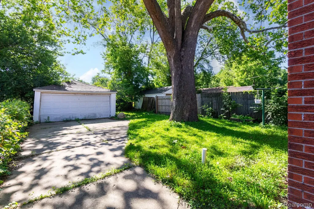 9572 Beaverland Detroit City MI 48239