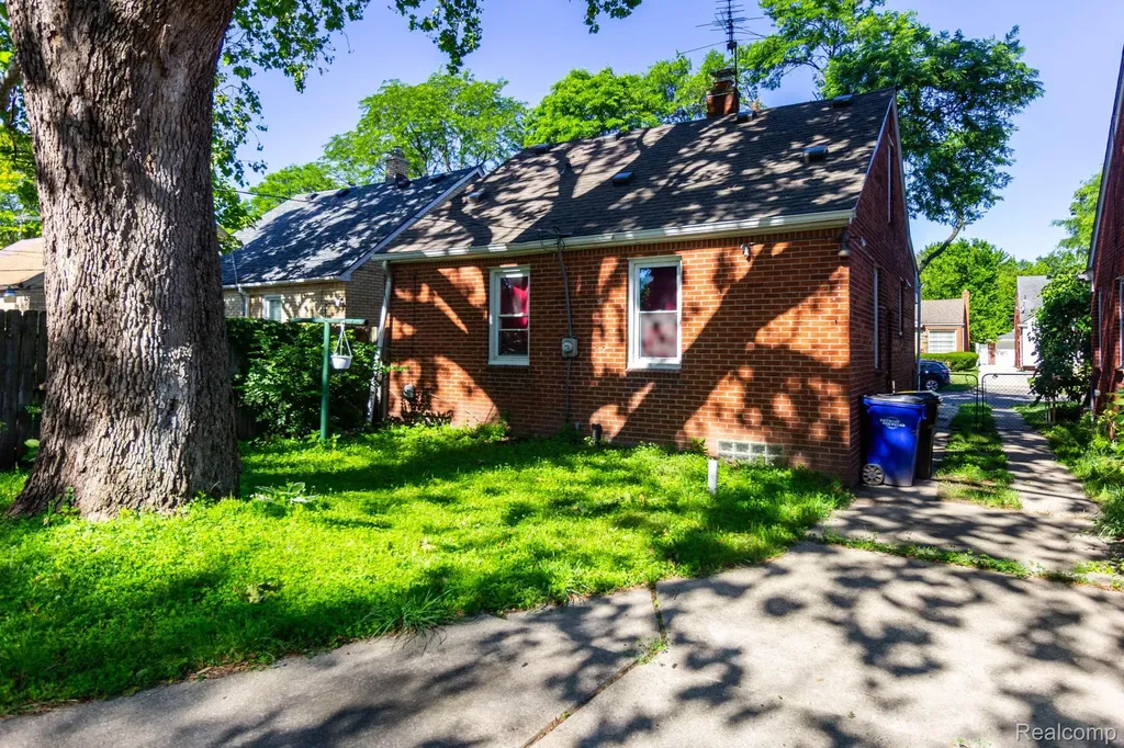 9572 Beaverland Detroit City MI 48239