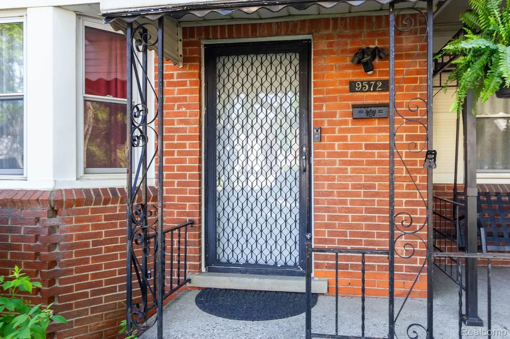 9572 Beaverland Detroit City MI 48239