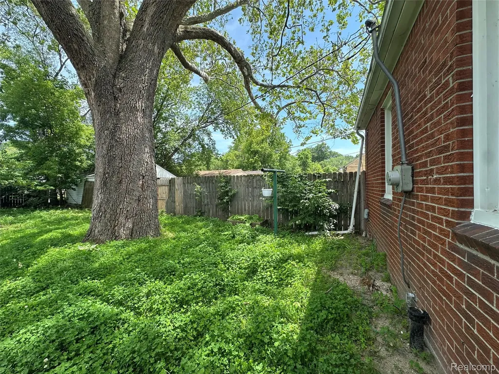 9572 Beaverland Detroit City MI 48239