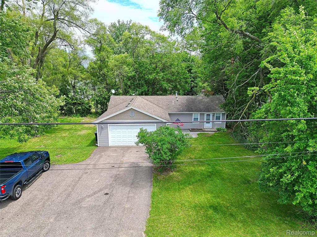 19554 Farmington Road Livonia City MI 48152
