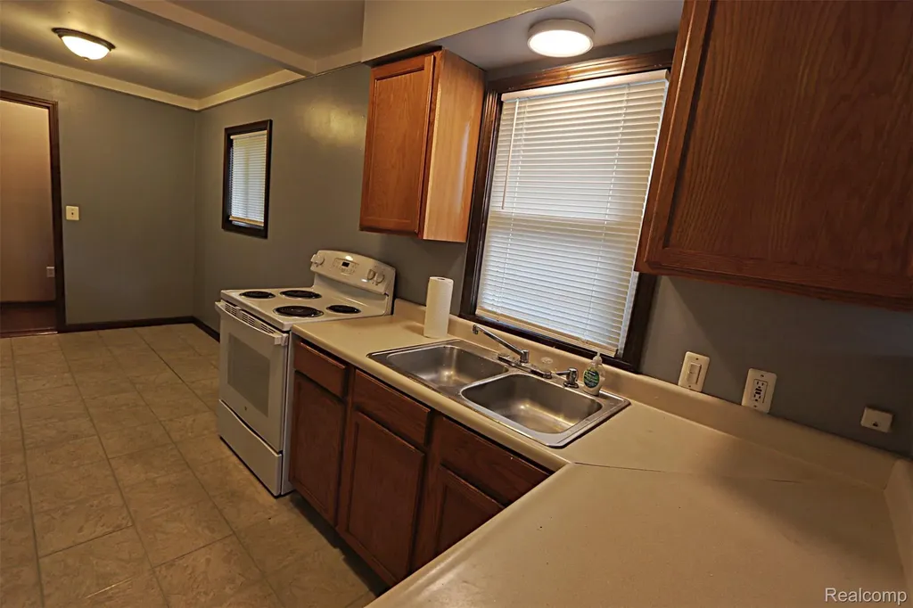 19554 Farmington Road Livonia City MI 48152