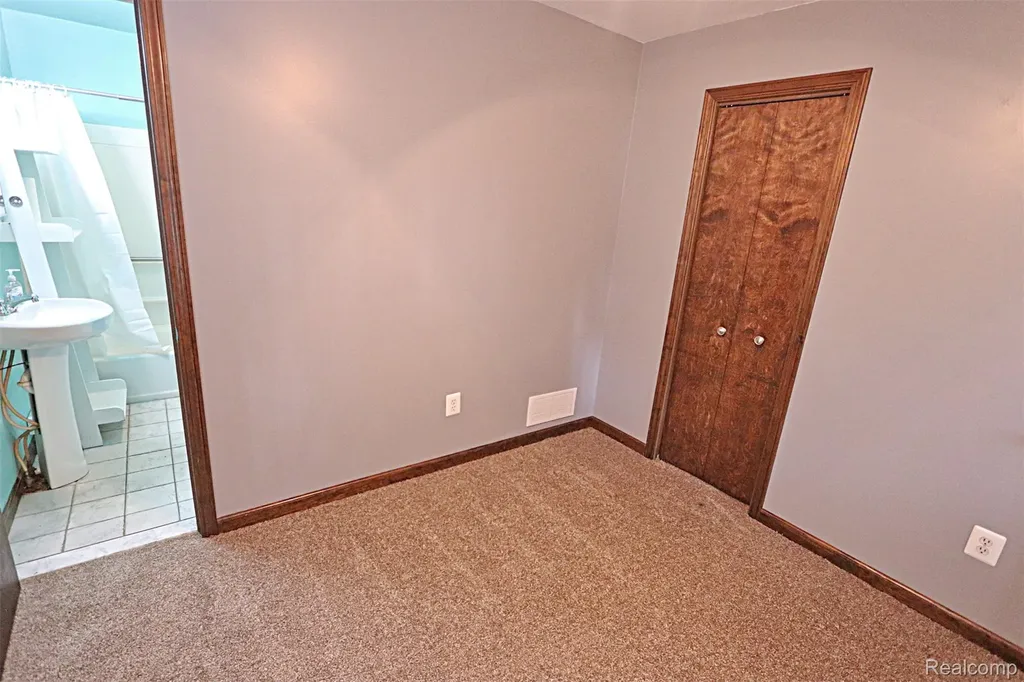 19554 Farmington Road Livonia City MI 48152