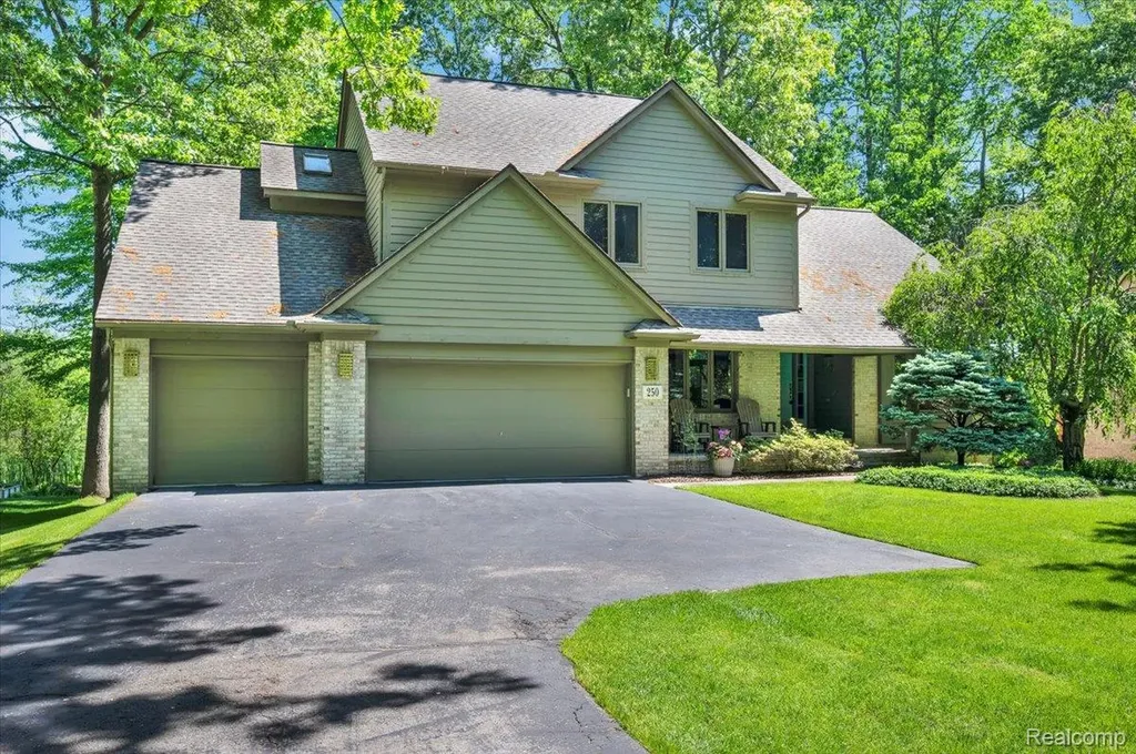 250 Woodcreek Court Commerce Charter Township MI 48390