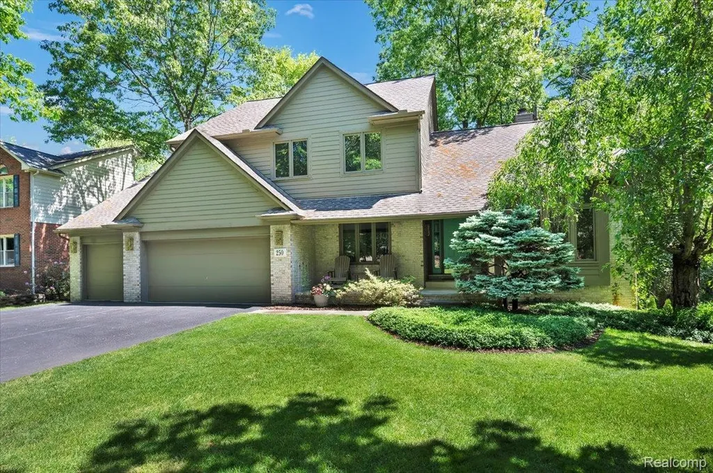250 Woodcreek Court Commerce Charter Township MI 48390