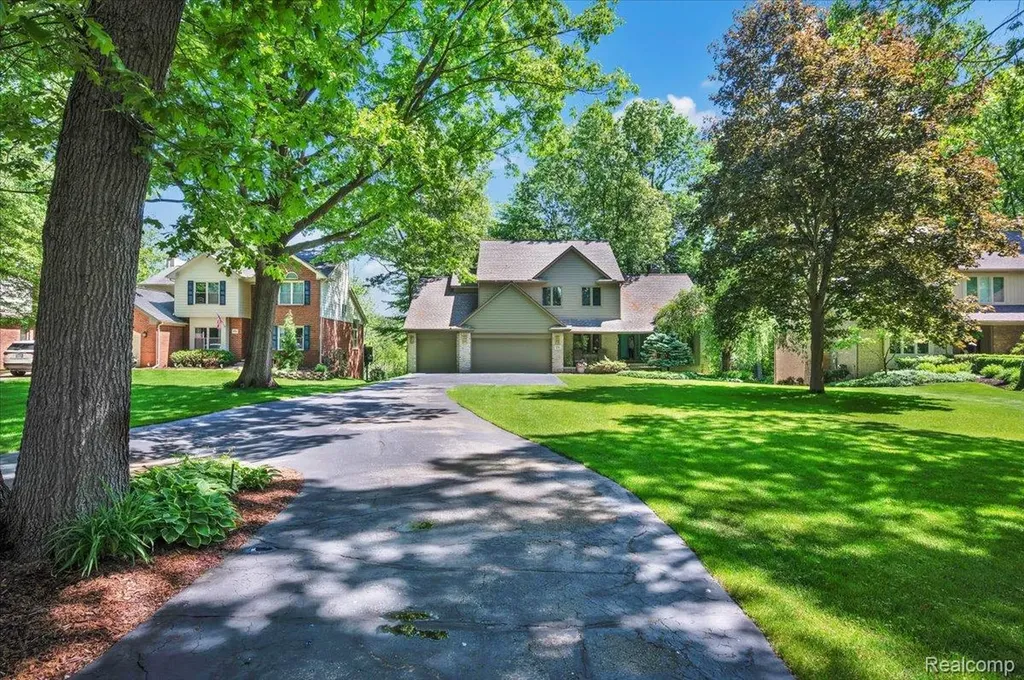 250 Woodcreek Court Commerce Charter Township MI 48390