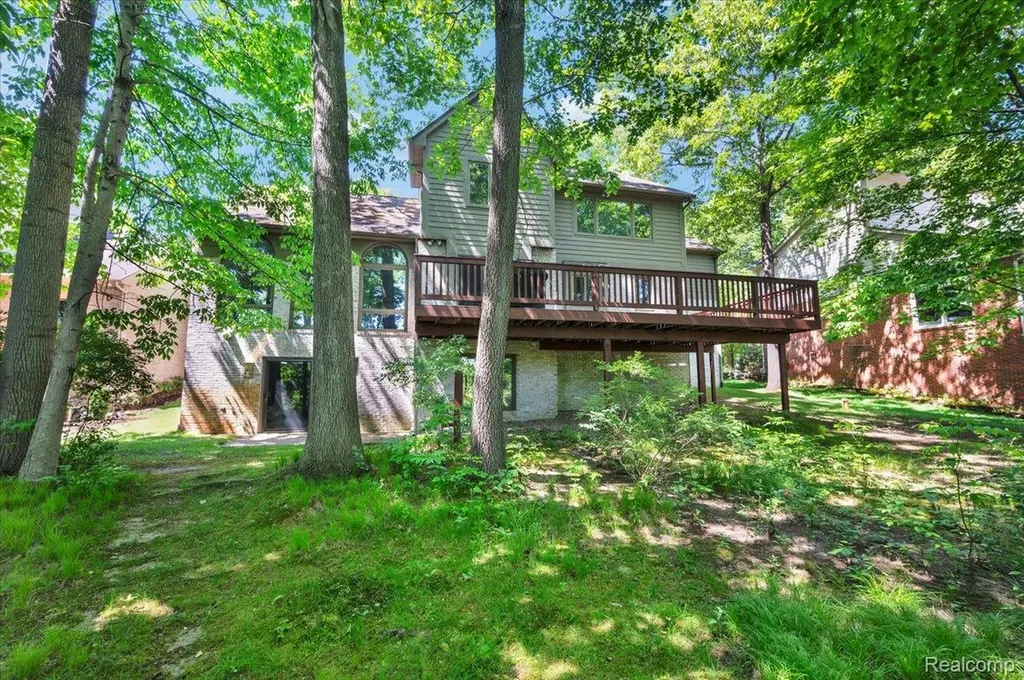 250 Woodcreek Court Commerce Charter Township MI 48390