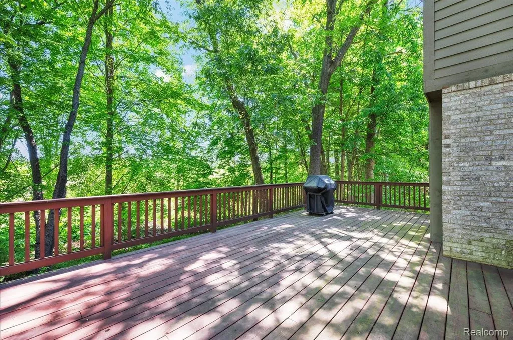 250 Woodcreek Court Commerce Charter Township MI 48390