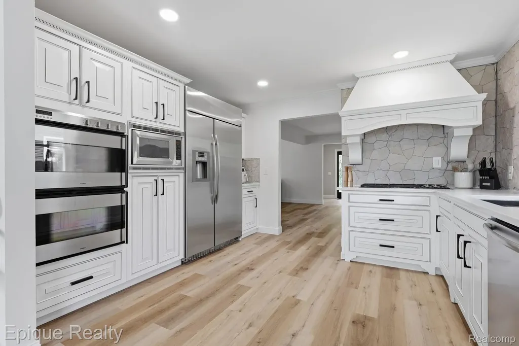 72 N North Shore Drive Lake Orion Village MI 48362