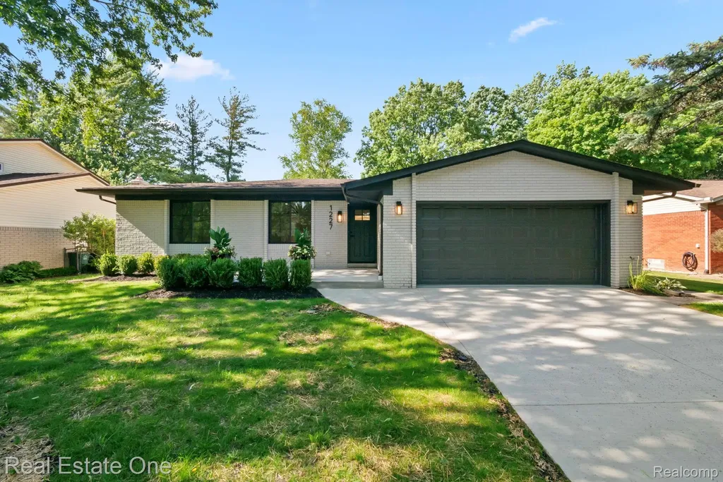 1227 Shallowdale Drive Troy City MI 48085