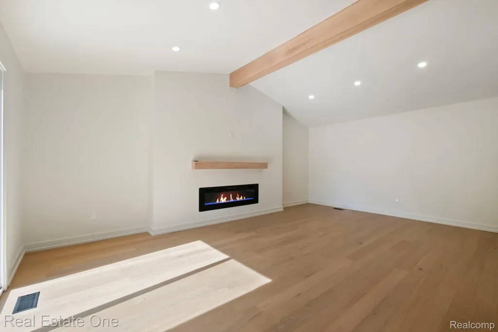 1227 Shallowdale Drive Troy City MI 48085