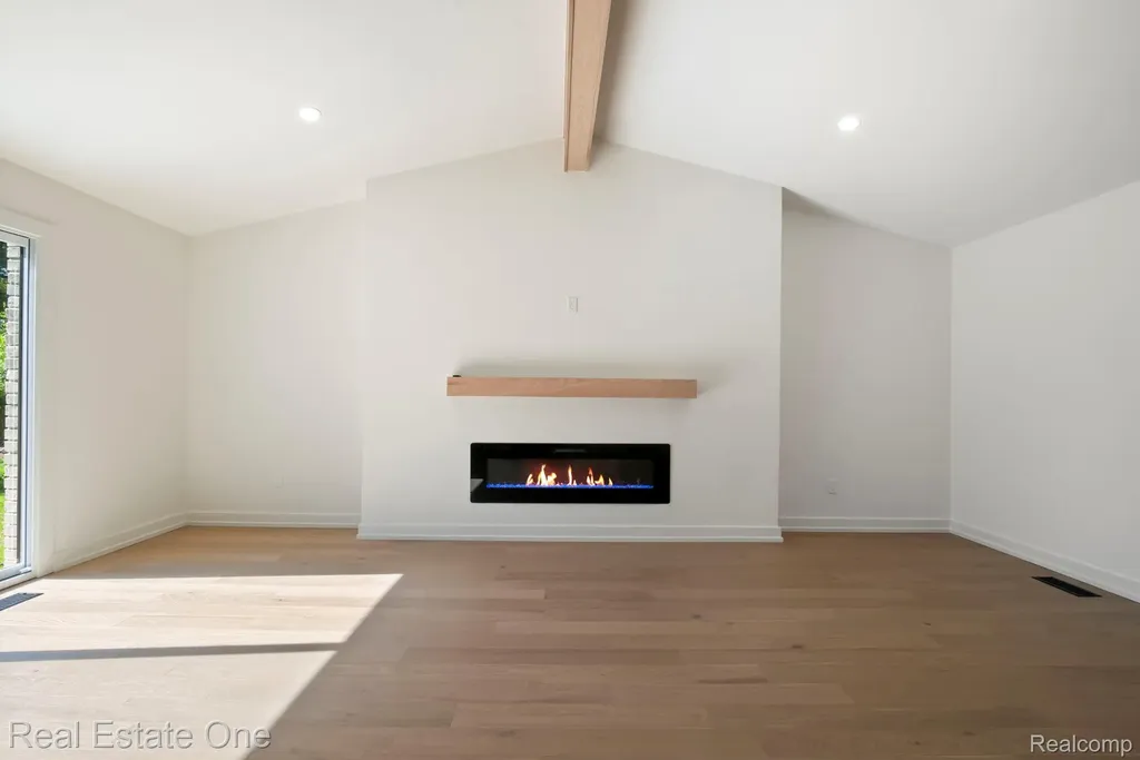1227 Shallowdale Drive Troy City MI 48085