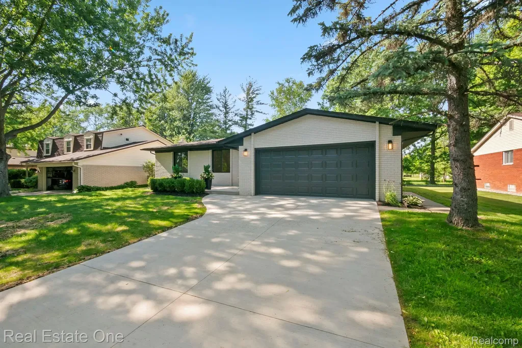 1227 Shallowdale Drive Troy City MI 48085