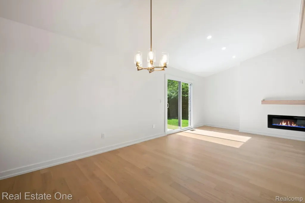 1227 Shallowdale Drive Troy City MI 48085