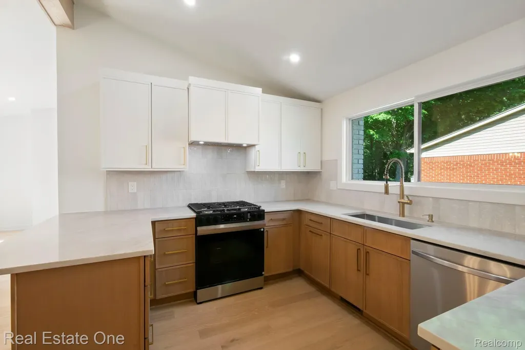 1227 Shallowdale Drive Troy City MI 48085