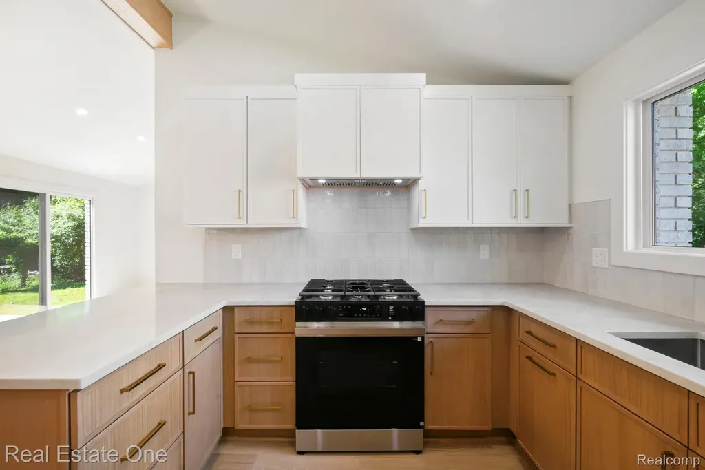 1227 Shallowdale Drive Troy City MI 48085