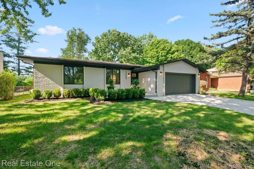 1227 Shallowdale Drive Troy City MI 48085