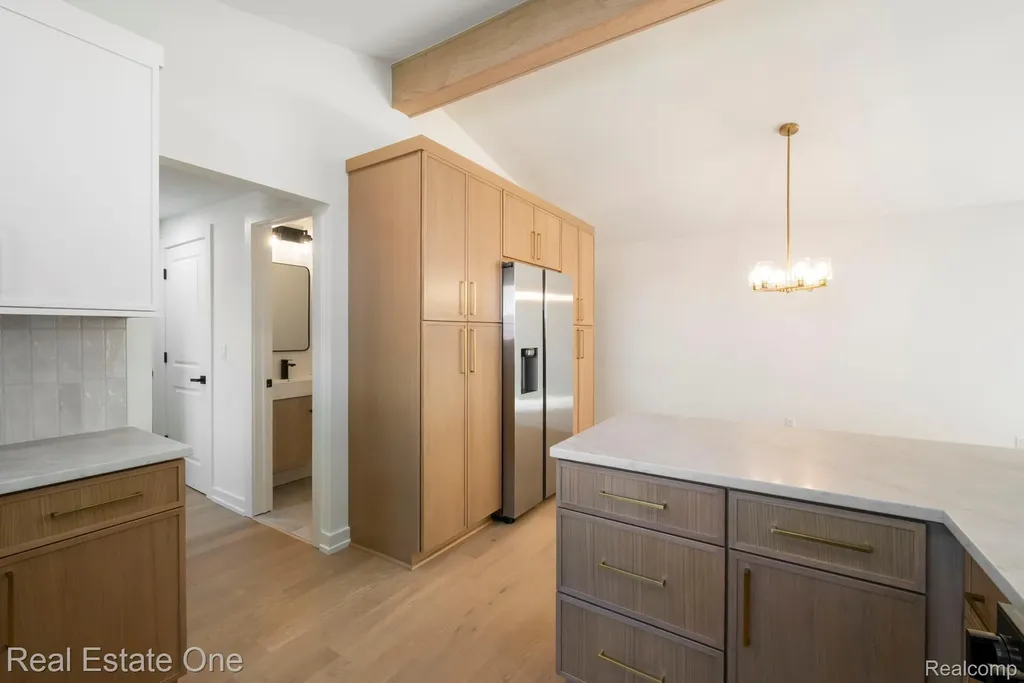 1227 Shallowdale Drive Troy City MI 48085