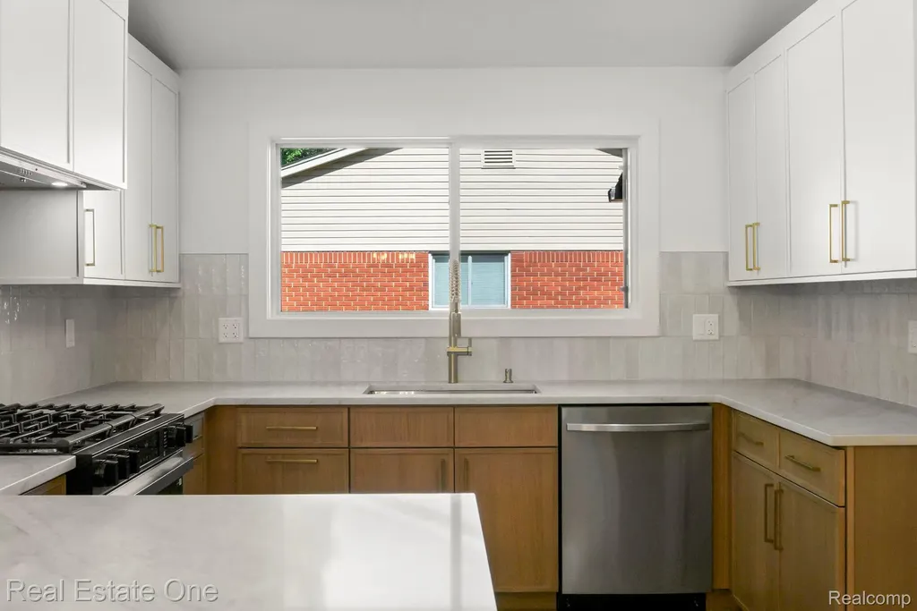1227 Shallowdale Drive Troy City MI 48085