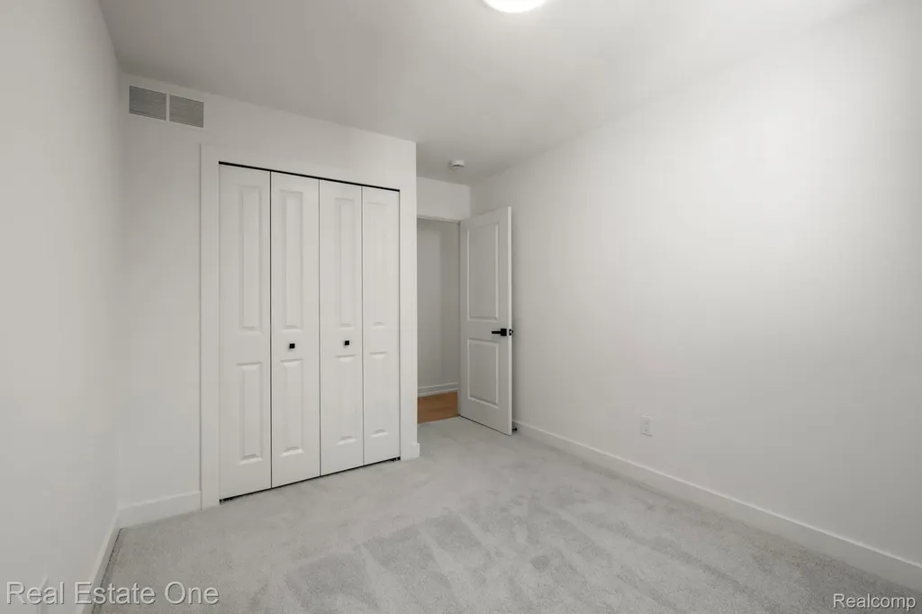 1227 Shallowdale Drive Troy City MI 48085