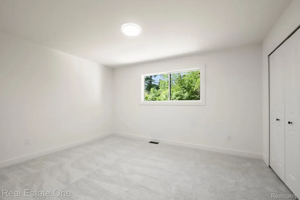 1227 Shallowdale Drive Troy City MI 48085