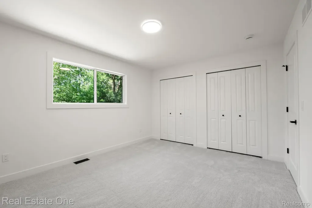 1227 Shallowdale Drive Troy City MI 48085