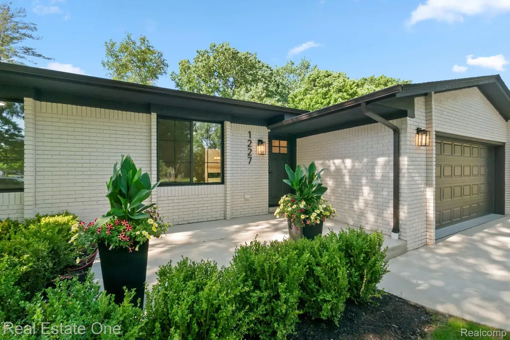 1227 Shallowdale Drive Troy City MI 48085