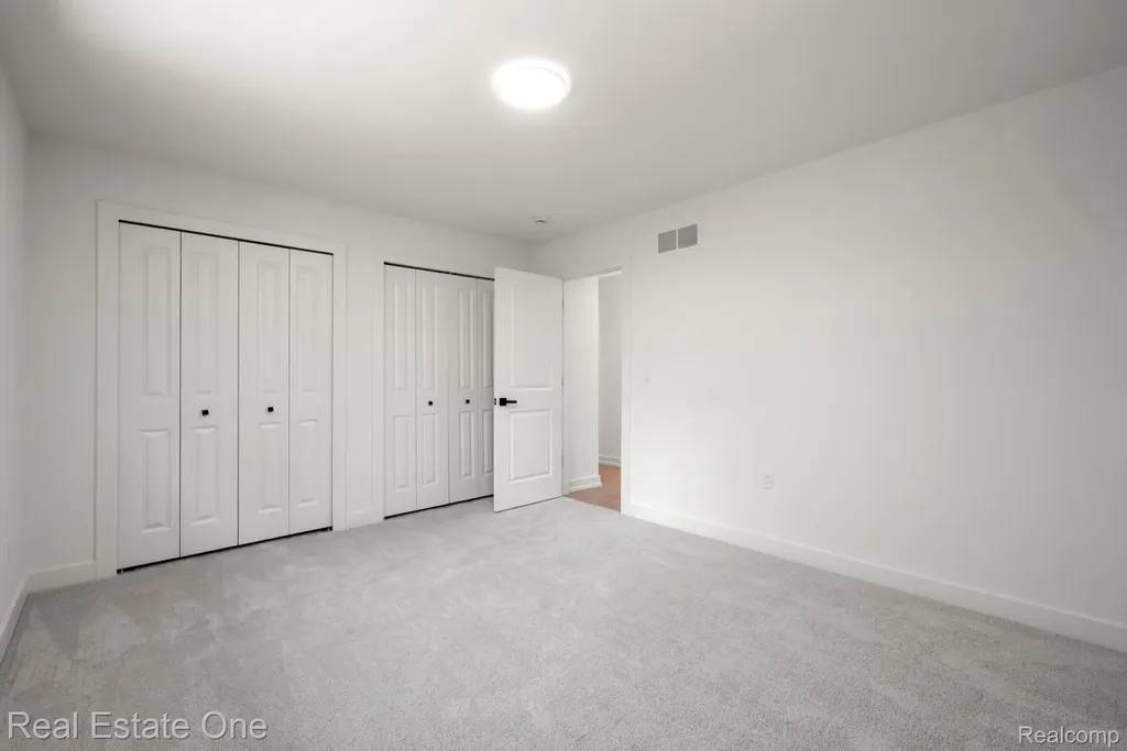 1227 Shallowdale Drive Troy City MI 48085