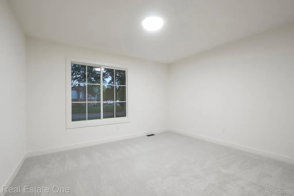 1227 Shallowdale Drive Troy City MI 48085