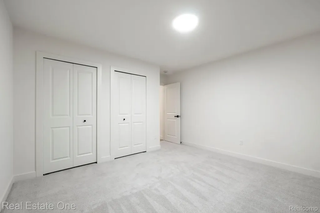 1227 Shallowdale Drive Troy City MI 48085