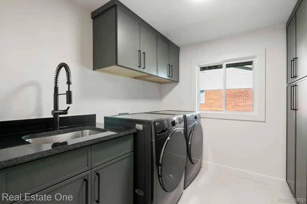 1227 Shallowdale Drive Troy City MI 48085