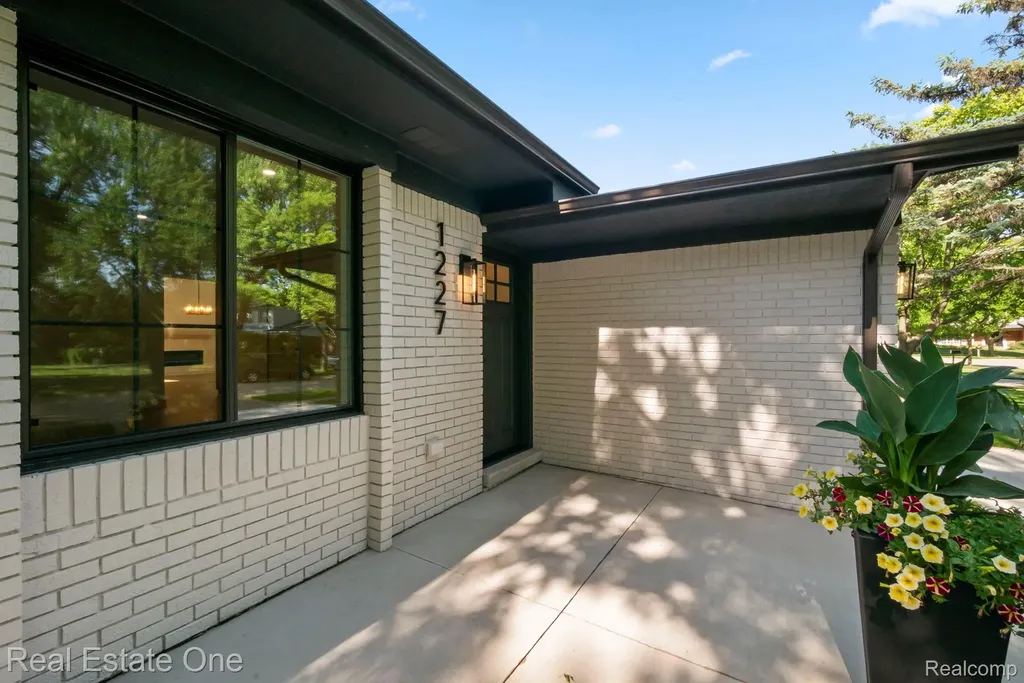 1227 Shallowdale Drive Troy City MI 48085