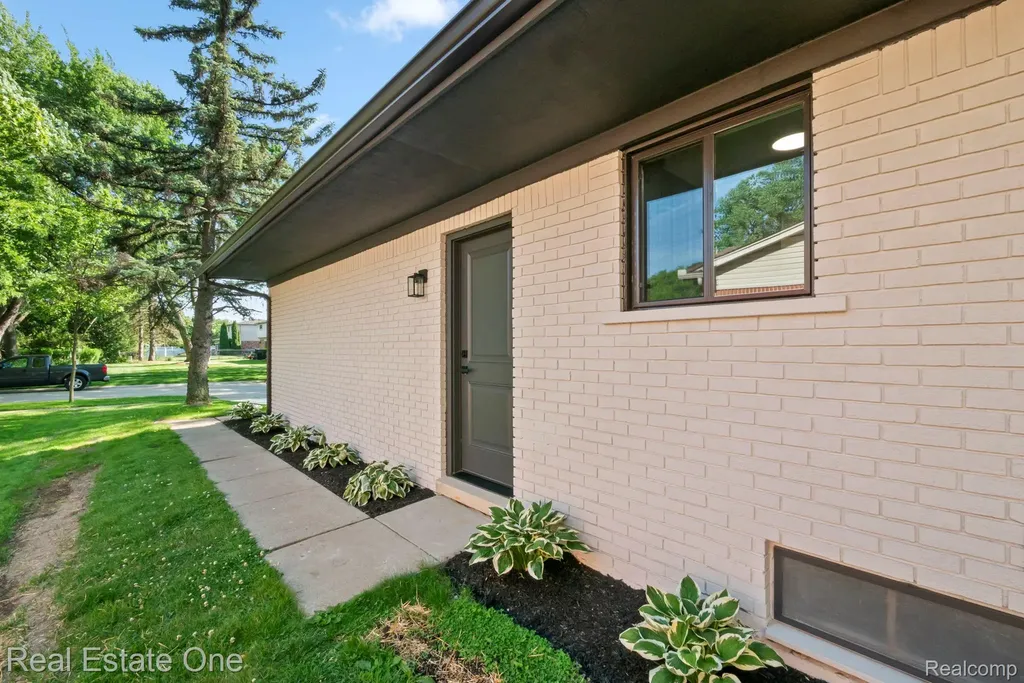 1227 Shallowdale Drive Troy City MI 48085