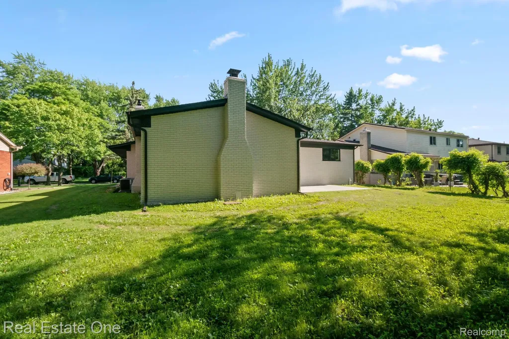 1227 Shallowdale Drive Troy City MI 48085