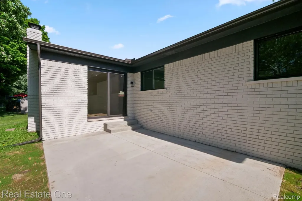 1227 Shallowdale Drive Troy City MI 48085