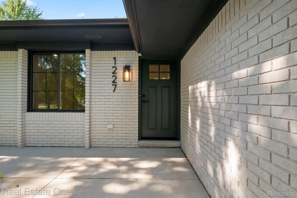 1227 Shallowdale Drive Troy City MI 48085
