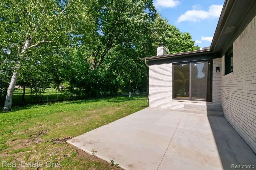 1227 Shallowdale Drive Troy City MI 48085