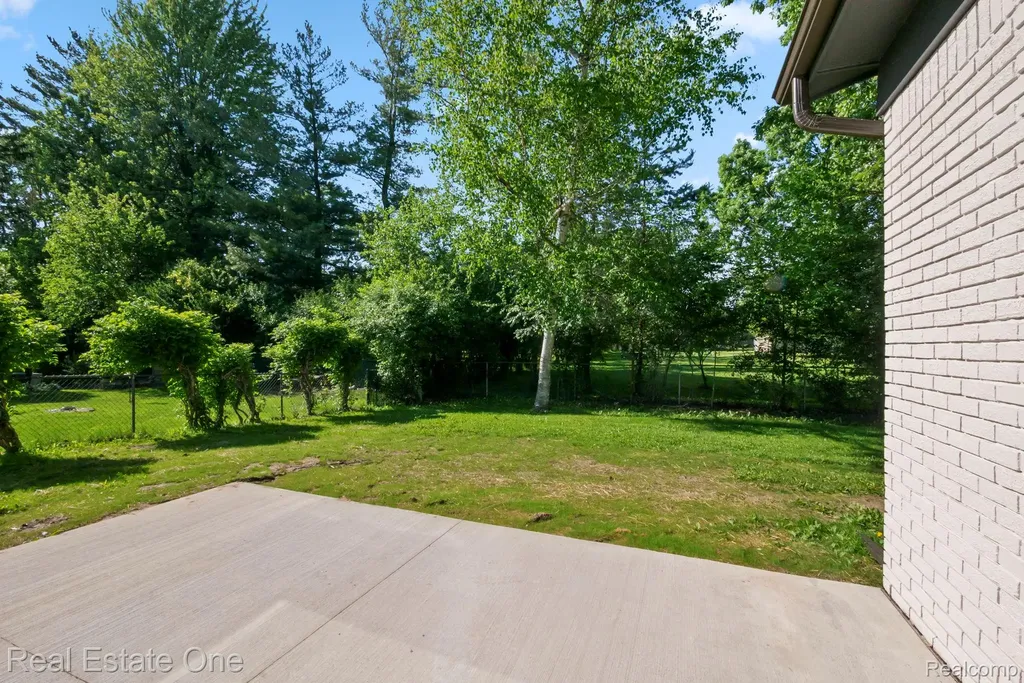 1227 Shallowdale Drive Troy City MI 48085