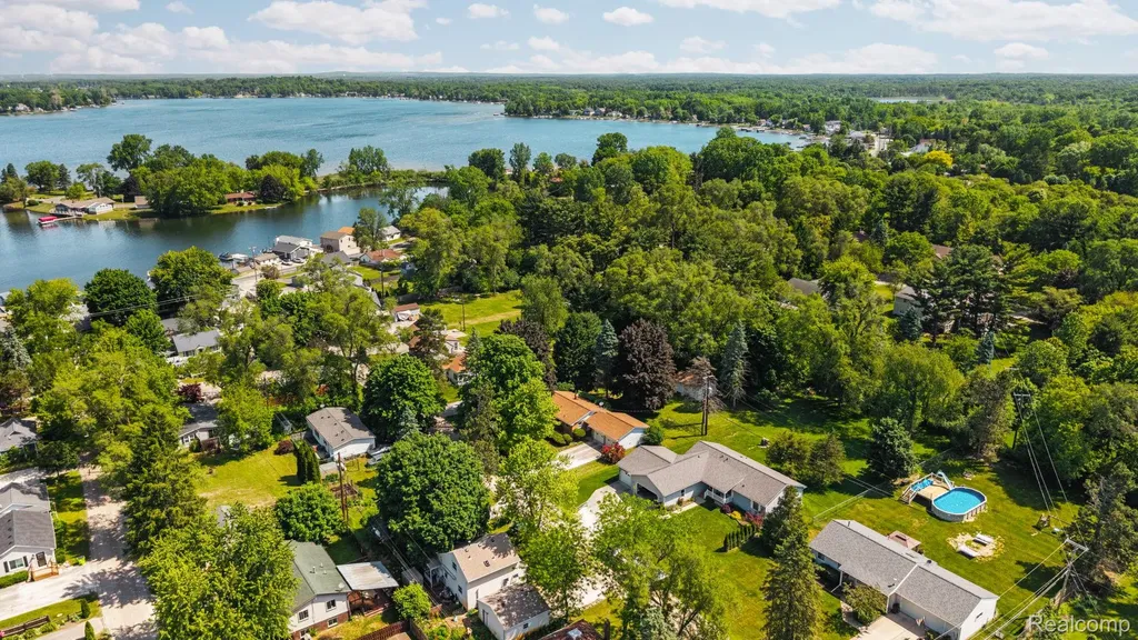 9144 Walnut Drive Northfield Township MI 48189