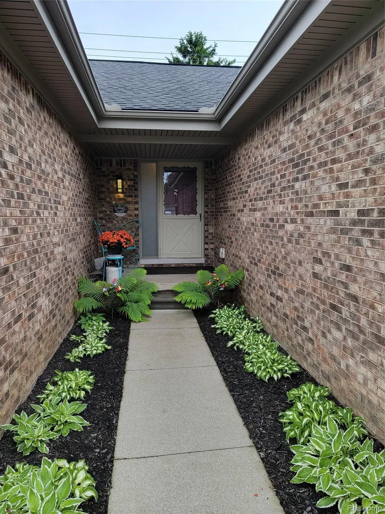 201 Sandalwood Drive Rochester Hills City MI 48307