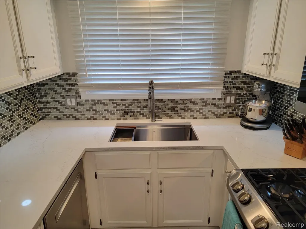 201 Sandalwood Drive Rochester Hills City MI 48307