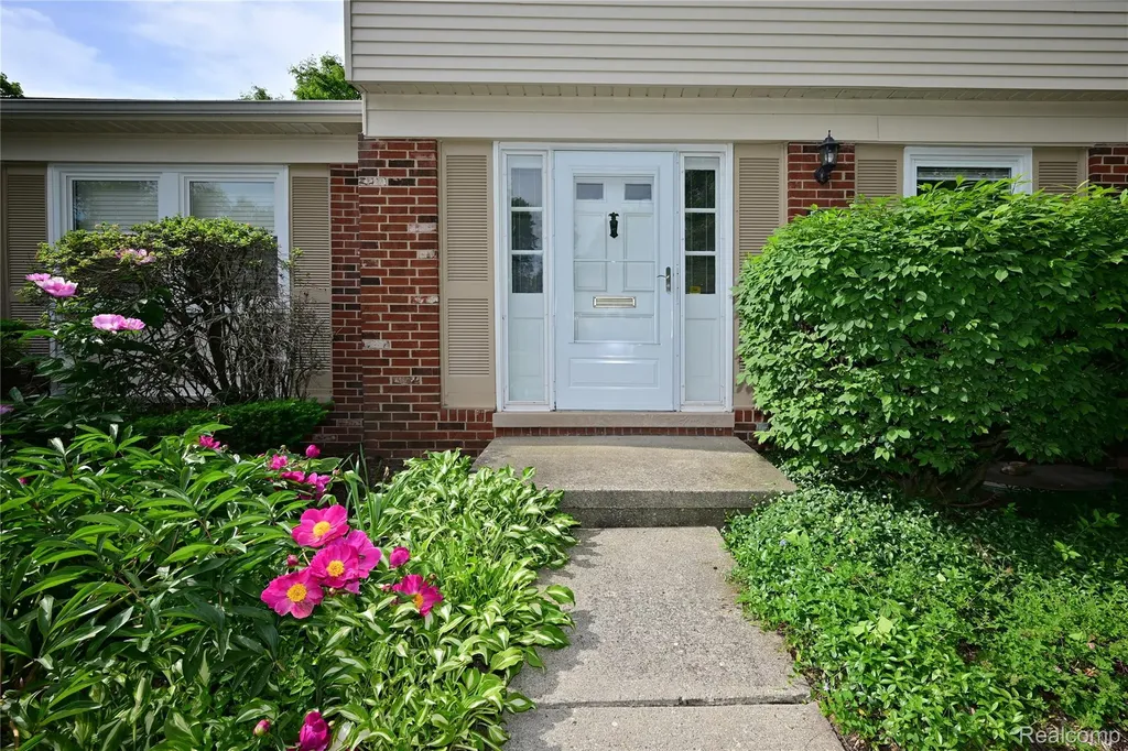 5177 Buckingham Troy City MI 48098
