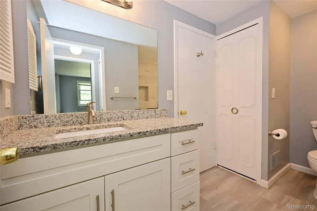 5177 Buckingham Troy City MI 48098