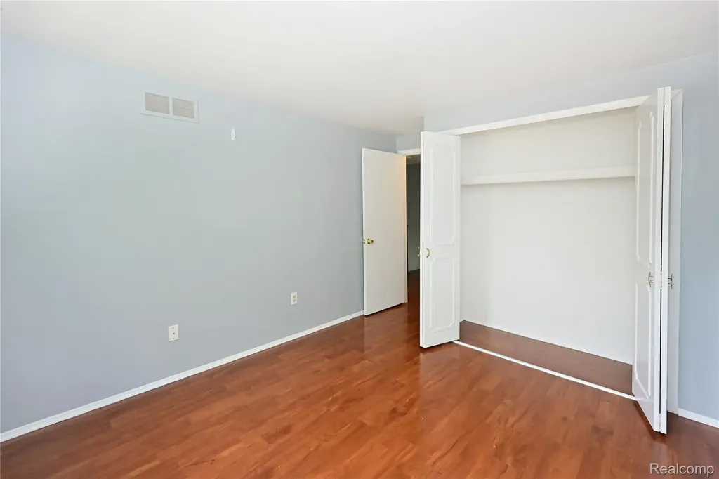 5177 Buckingham Troy City MI 48098