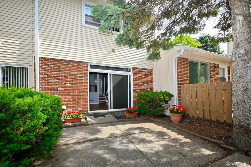 5177 Buckingham Troy City MI 48098